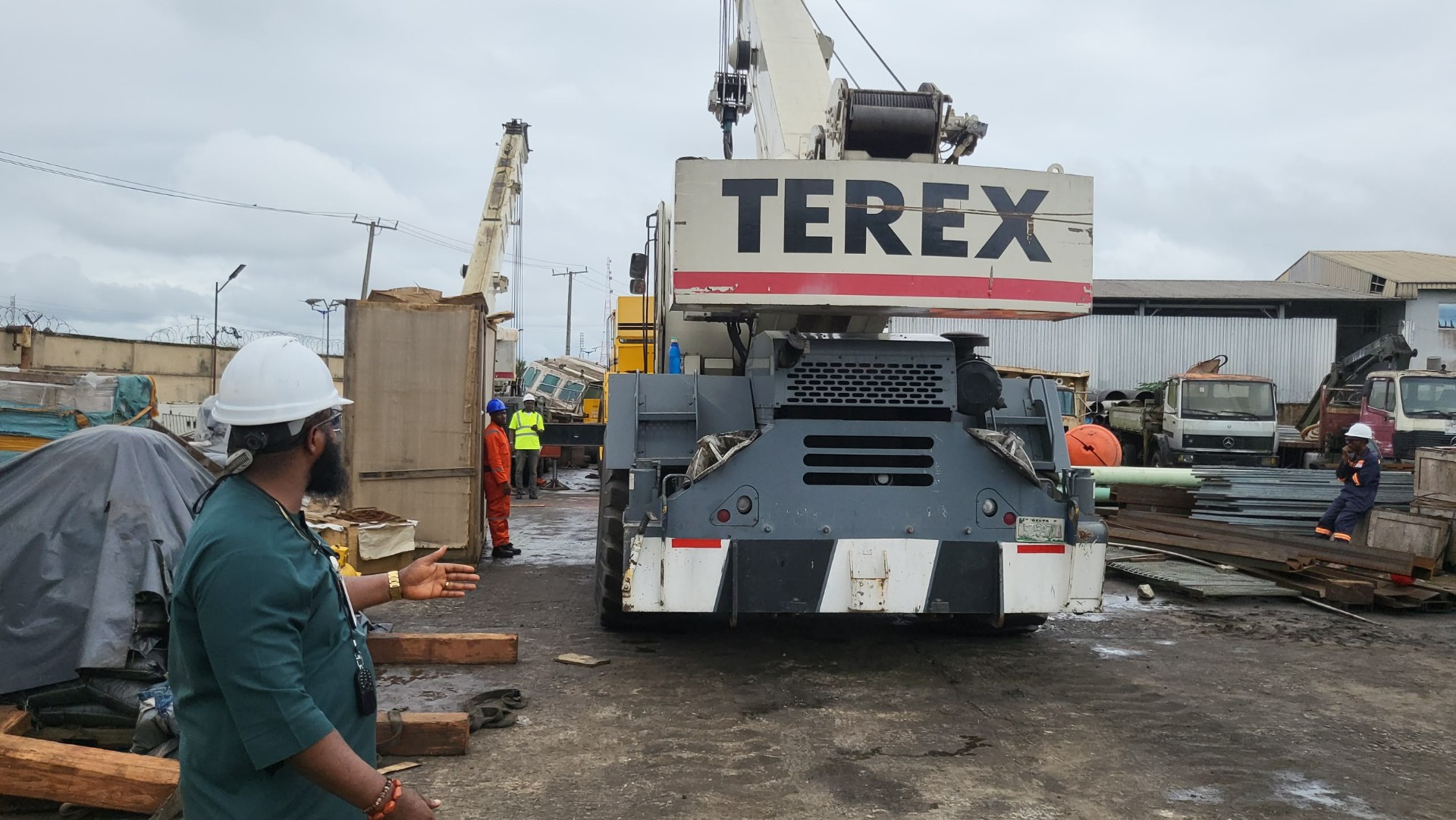 HADILO lead instructor briefing trainees beside a Terex all-terrain crane