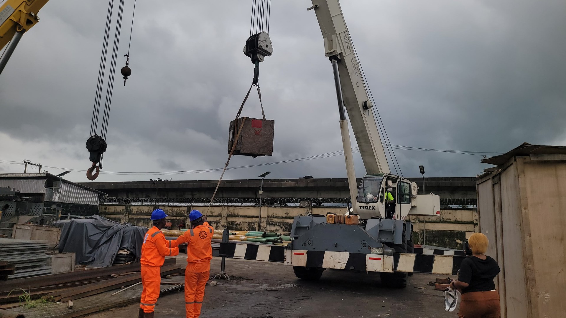 Dual crane tandem lift under a dramatic sky at the HADILO training yard