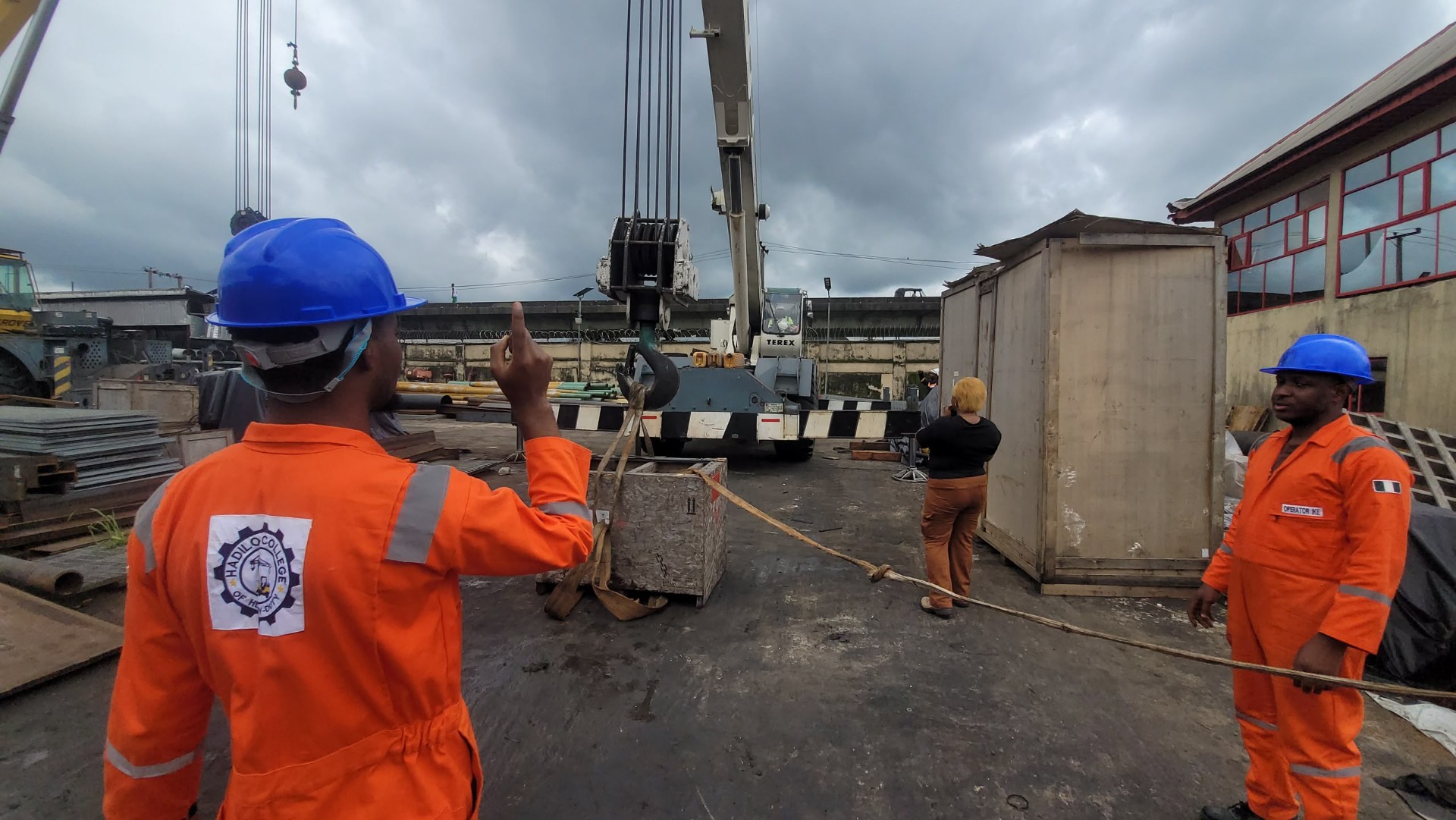 HADILO-branded trainee directing a Terex crane load lift