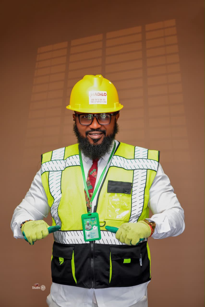 HADILO senior instructor in high-visibility vest and yellow hard hat