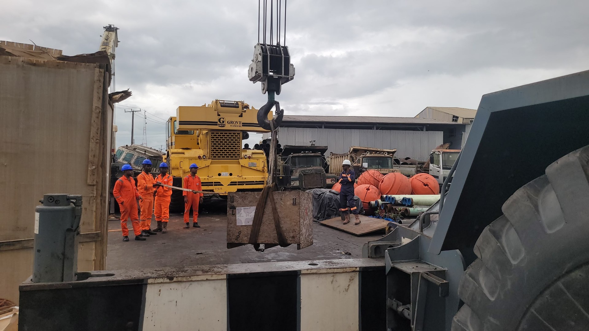 HADILO team executing a supervised load lift with tag lines